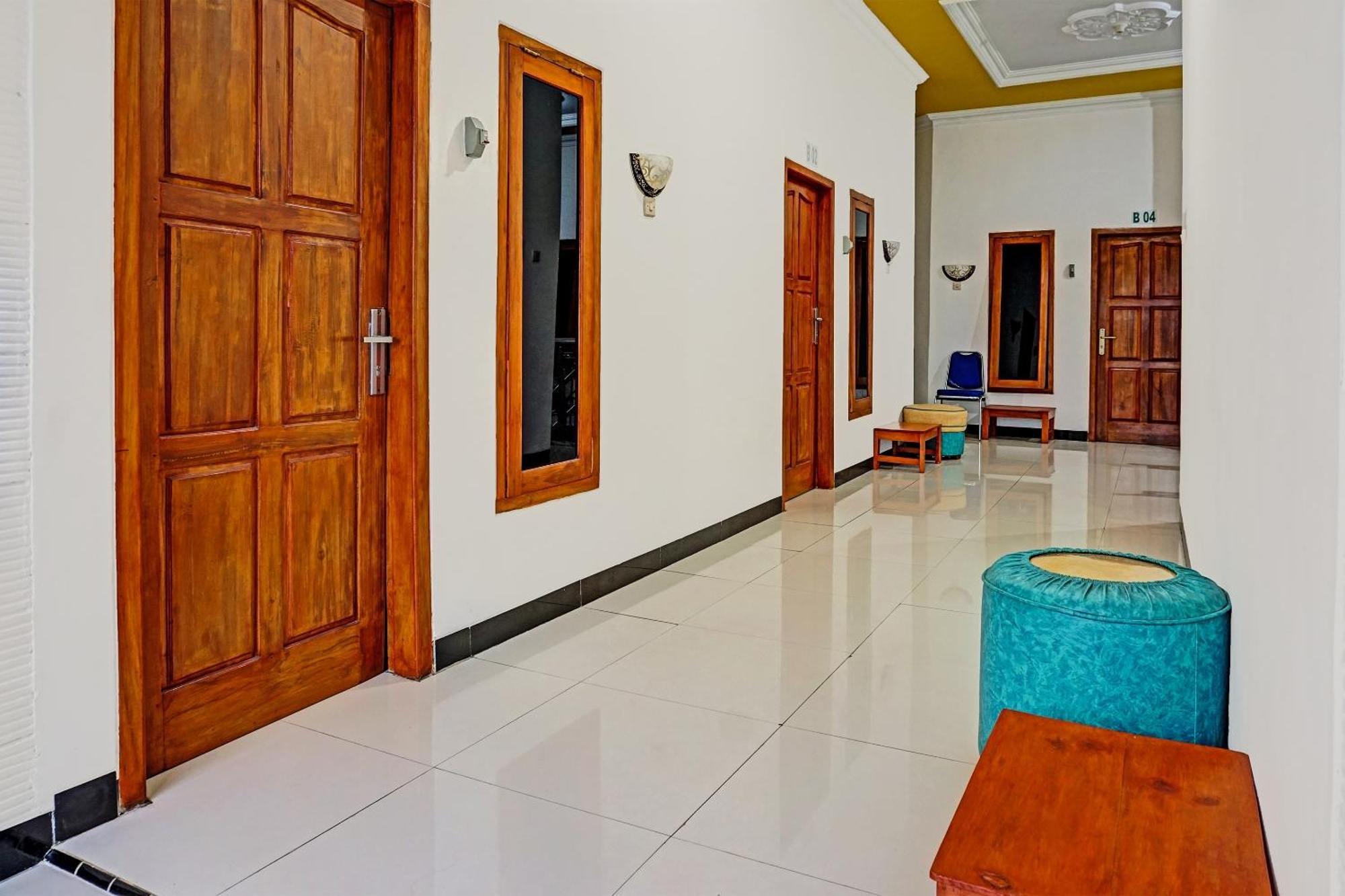 Oyo 91599 Penginapan Mutiara Madiun Exterior photo